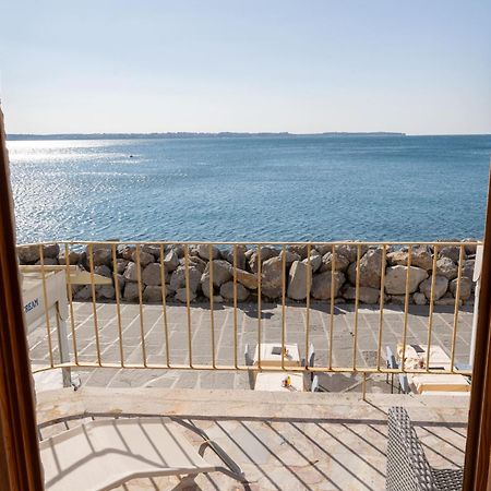 Seahouse Apartments ไพราน ภายนอก รูปภาพ