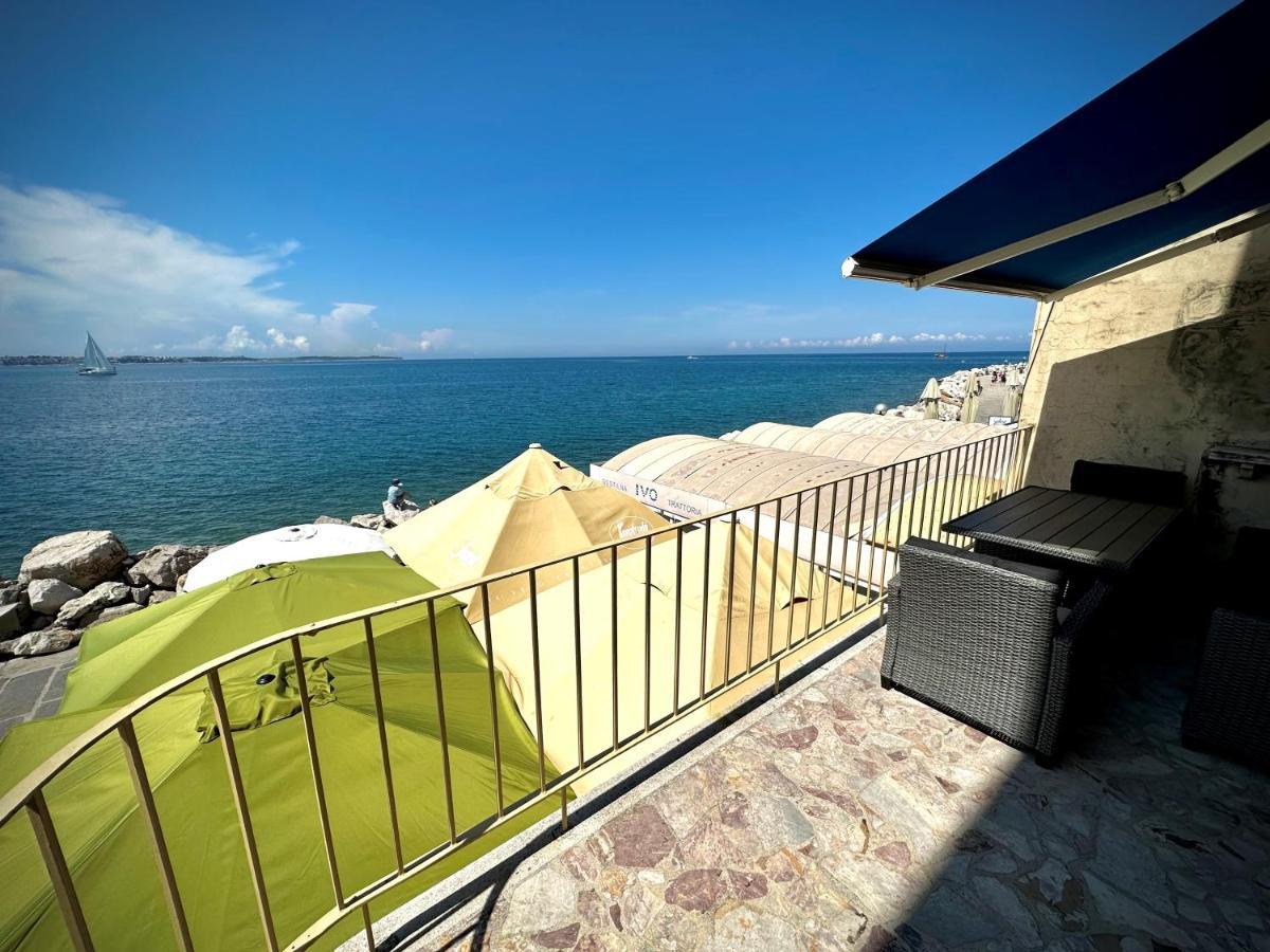 Seahouse Apartments ไพราน ภายนอก รูปภาพ